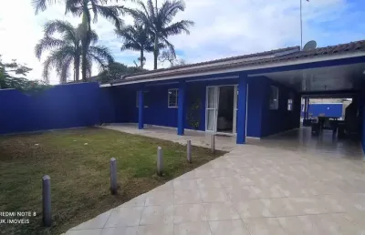 Casa com piscina e próxima do mar, a venda no balneário brasília/itapoá sc