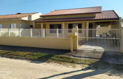 Ótima casa com piscina e próxima do mar,para locação pôr diária em itapoásc