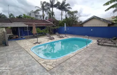 Ótima casa com piscina e próxima do mar para locação pôr diária, em itapoá