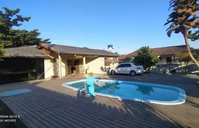 Ótima casa de esquina, com piscina e amplo quintal, a venda em itapoá-sc