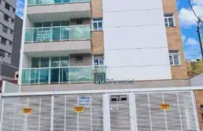 Apartamento em prédio com elevador e rua plana no aeroporto