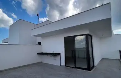 Cobertura com espaço descoberto em prédio com elevador