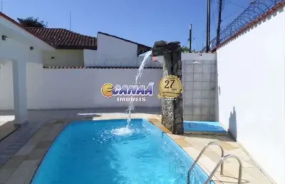 Casa lado praia em mongaguá, lote inteiro com piscina!