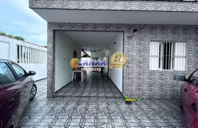 Casa com quintal amplo e 4 vagas de garagem em mongaguá!