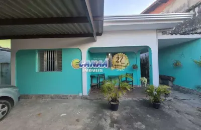Casa à venda em mongaguá-sp, com edícula e amplo quintal!!!