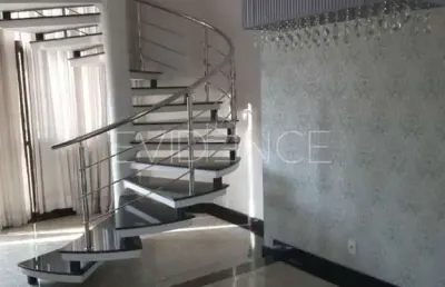 Cobertura  dúplex com sala 2 ambientes com sacada e piscina, com closet e banheira.
