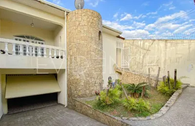 Casa assobradada com piscina/churrasqueira!! 450 m²