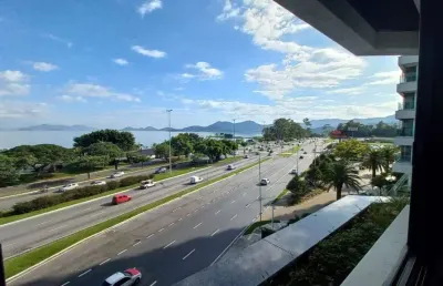 Apartamento amplo com fantástica vista para o mar na beira-mar norte