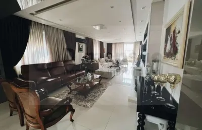 Ampla cobertura com 3 vagas de garagem e piscina privativa.