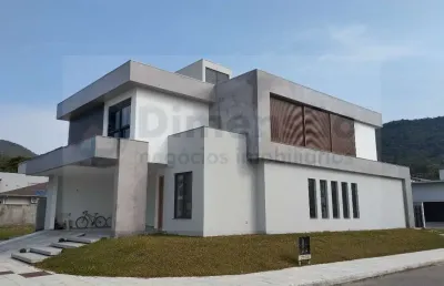More em uma casa de altíssimo padrão em condomínio de luxo