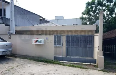 Casa transformada em 5 kitnets na trindade em florianópolis
