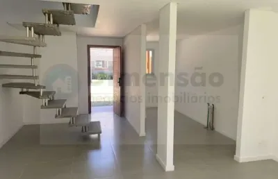 Casa de dois andares em condomínio fechado com 2 suíte e área de lazer completa