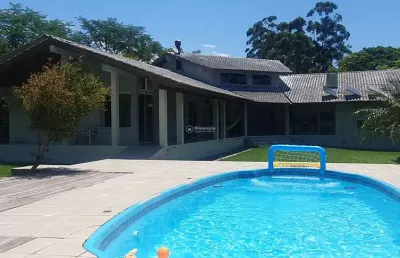 Paraíso em ratones: sítio encantador com piscina,  lazer e exuberante natureza.
