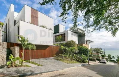 Casa de alto padrão com três suítes e piscina em condomínio fechado no cacupé