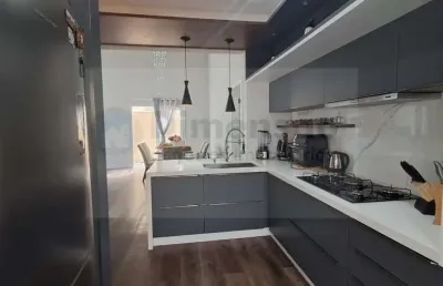 Casa moderna de alto padrão com três quartos e piscina na pedra branca