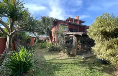 Casa de alto padrão à beira da lagoa da conceição - florianópolis/sc