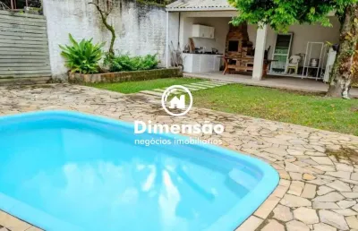 Casa com seis quartos, sendo duas suítes e piscina na trindade