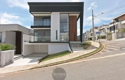 Casa com 4 dormitorios e piscina no mosaico essence