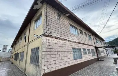 Kitnet mobiliada com sala reversível e vaga - 400m da praia!