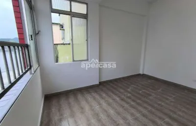 Viva a praia grande: seu novo apartamento a 50m do mar!