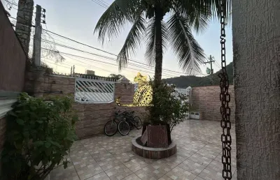 Casa espaçosa com piscina e churrasqueira no cantinho do forte!