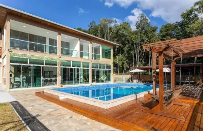 Sofisticação e lazer em piraquara: casa de alto padrão com 5 suítes e terreno es