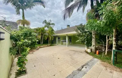 Linda casa térrea com duas suítes em terreno de 390m² localizada no pineville -