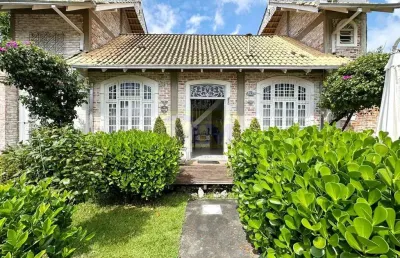 Casa de praia com casa de hóspedes – oportunidade única!