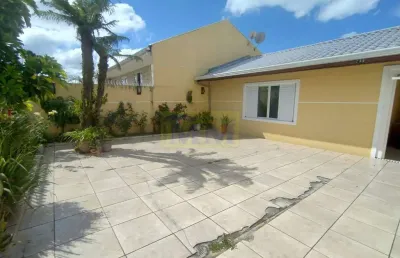 Casa térrea com 3 quartos em amplo terreno de 500m².