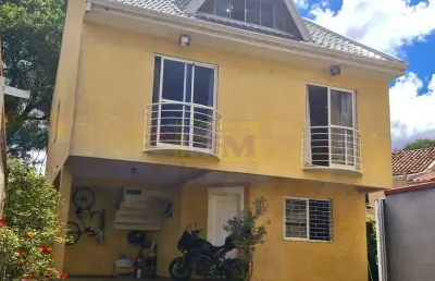 Residência em condomínio fechado localizado no bairro orleans!