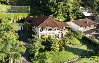Casa com 6 dormitórios à venda, 476 m² por r$ 3.500.000,00 - comary - teresópolis/rj