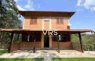 Casa incorporada à natureza no bairro de três córregos