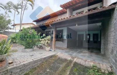 Imponente casa à venda em piratininga, quadra da praia - 3 quartos, 1 suíte, 2 salas, 4 banheiros, 2 vagas, 200m²!