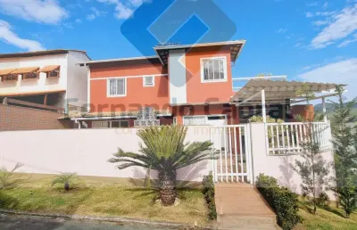 Casa à venda em pendotiba, dentro de condomínio com três dormitórios.