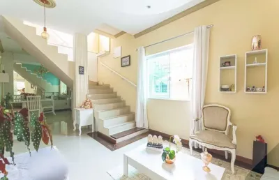 Casa à venda no pé pequeno, 3 quartos sendo 2 suítes.