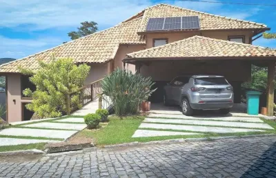 Casa de luxo em condomínio - 3 quartos, 3 suítes, 2 salas, 4 banheiros, 2 vagas - itaipu, niterói-rj - 180m² de área.