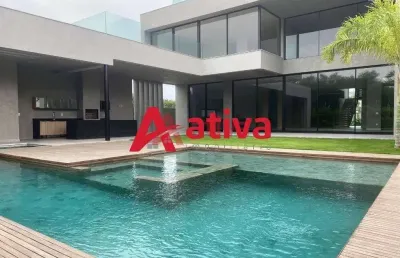 Mansão tríplex com 4 suítes no condomínio alphaville