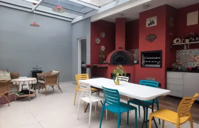 Lindo sobrado com 3 quartos e 2 duas vagas em rua sem saída.