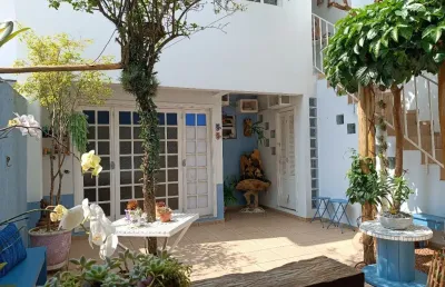 Sobradão aconchegante com 3 suítes e 4 vagas com nos fundos edícula.