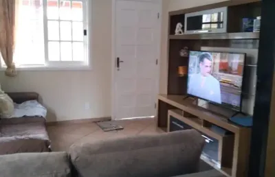 Casa em condomínio fechado com 4 quartos e 2 vagas.