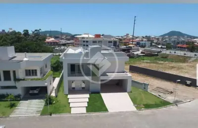 Md/casa de 400 metros quadrados, recém construída nos ingleses, em condomínio de alto padrão, contando com 3 suítes, sendo uma suíte master com dois banheiros e dois closets, um dos banheiros com banh