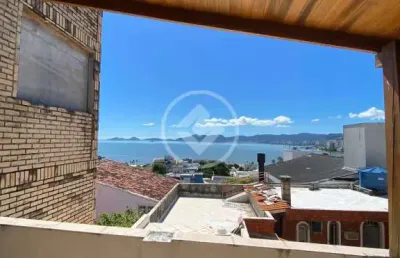 Bela casa com vista mar possuindo 3 quartos e 2 banheiros no bairro estreito/florianópolis-sc codigo: 61166