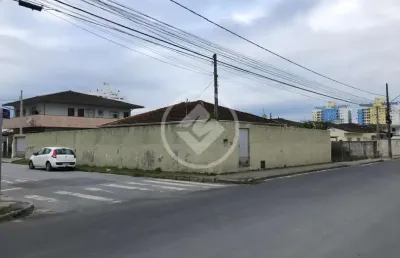 Casa, ponto comercial em esquina podendo utilizar a estrutura para estes fins! codigo: 65336