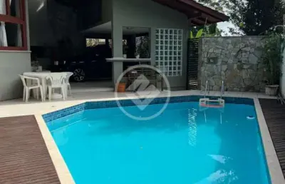 Ampla casa de 3 dormitórios, sendo 2 suítes, no pantanal, próximo à ufsc. codigo: 77411