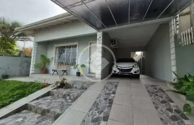 Ampla casa com 3 dormitórios, sendo 1 suíte com hidromassagem em capoeiras, florianópolis. codigo: 133199