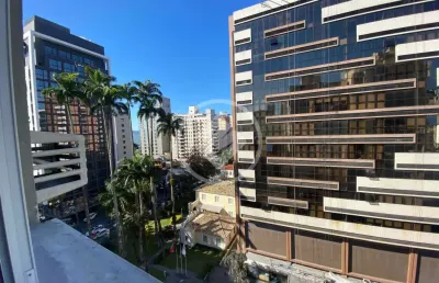 Apartamento recém-reformado de 104 m², ideal para quem busca praticidade e localização estratégica, no centro de florianópolis codigo: 136402
