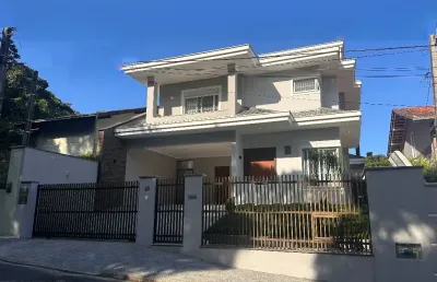 Casa de alto padrão no bairro floresta com duas suítes mais um quarto e home office.
