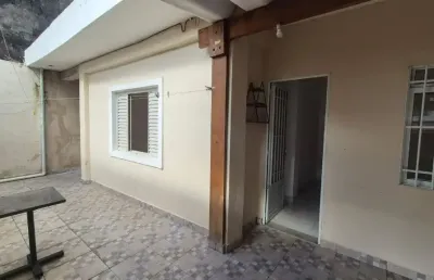 Casa para aluguel tem 106 metros quadrados com 2 quartos!