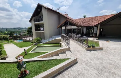 Belíssima casa em condomínio fechado - chácara da lagoa.