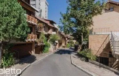 Vende-se ampla casa em condomínio com 3 quartos, suite master, sacada, perto da